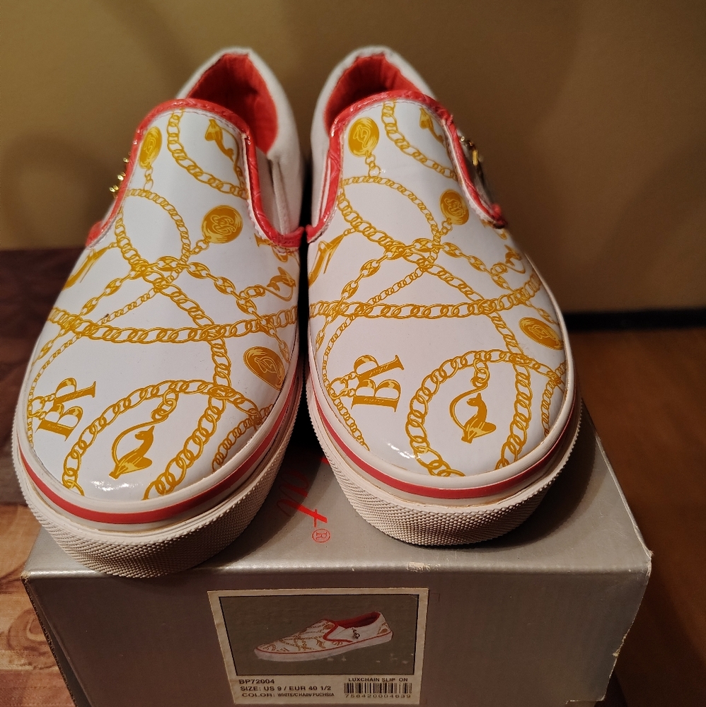 Tennis shoes